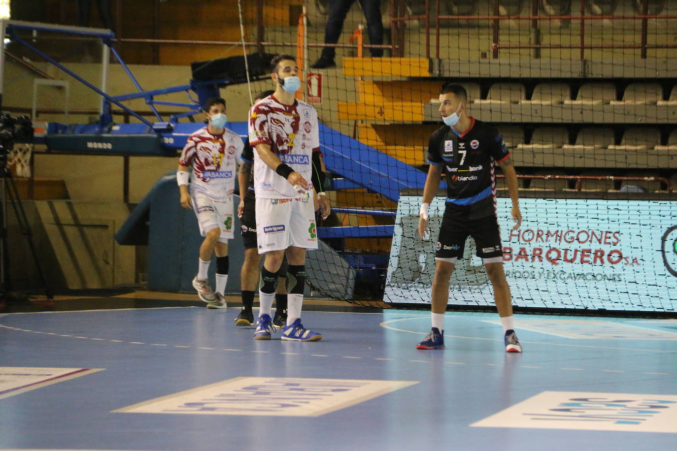 El protocolo aprobado por la Junta de Castilla y León obliga al uso de este aparato en toda práctica deportiva con contacto en espacios cerrados | Solo en esta comunidad se tendrán que jugar así los partidos | Los árbitros pitaron con el silbato dentro de la mascarilla.