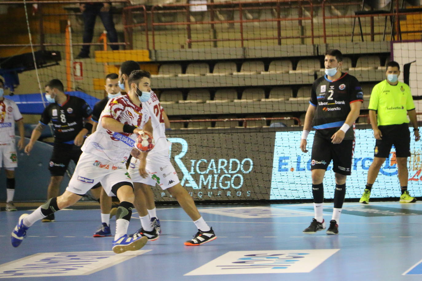 El protocolo aprobado por la Junta de Castilla y León obliga al uso de este aparato en toda práctica deportiva con contacto en espacios cerrados | Solo en esta comunidad se tendrán que jugar así los partidos | Los árbitros pitaron con el silbato dentro de la mascarilla.