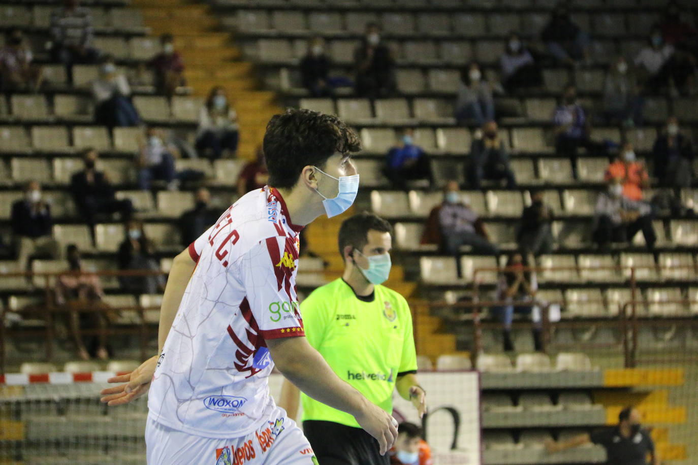 El protocolo aprobado por la Junta de Castilla y León obliga al uso de este aparato en toda práctica deportiva con contacto en espacios cerrados | Solo en esta comunidad se tendrán que jugar así los partidos | Los árbitros pitaron con el silbato dentro de la mascarilla.