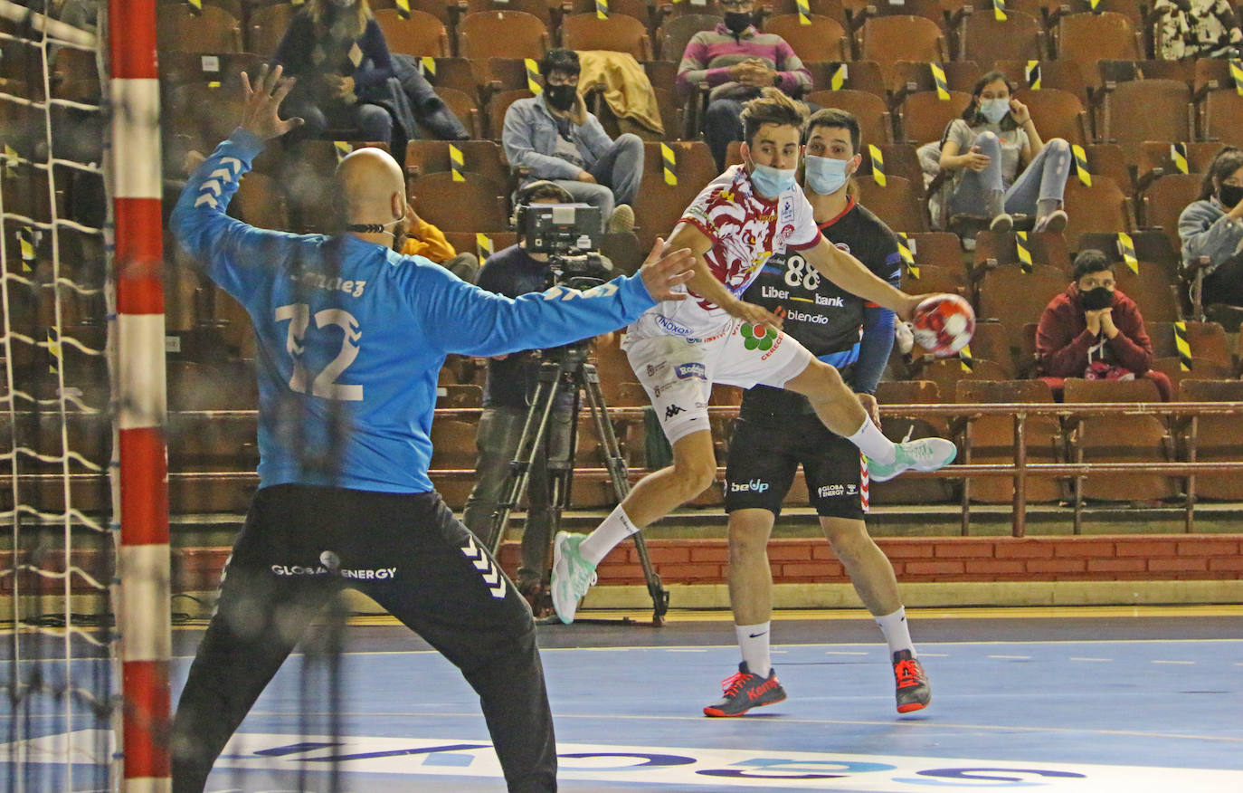 El protocolo aprobado por la Junta de Castilla y León obliga al uso de este aparato en toda práctica deportiva con contacto en espacios cerrados | Solo en esta comunidad se tendrán que jugar así los partidos | Los árbitros pitaron con el silbato dentro de la mascarilla.