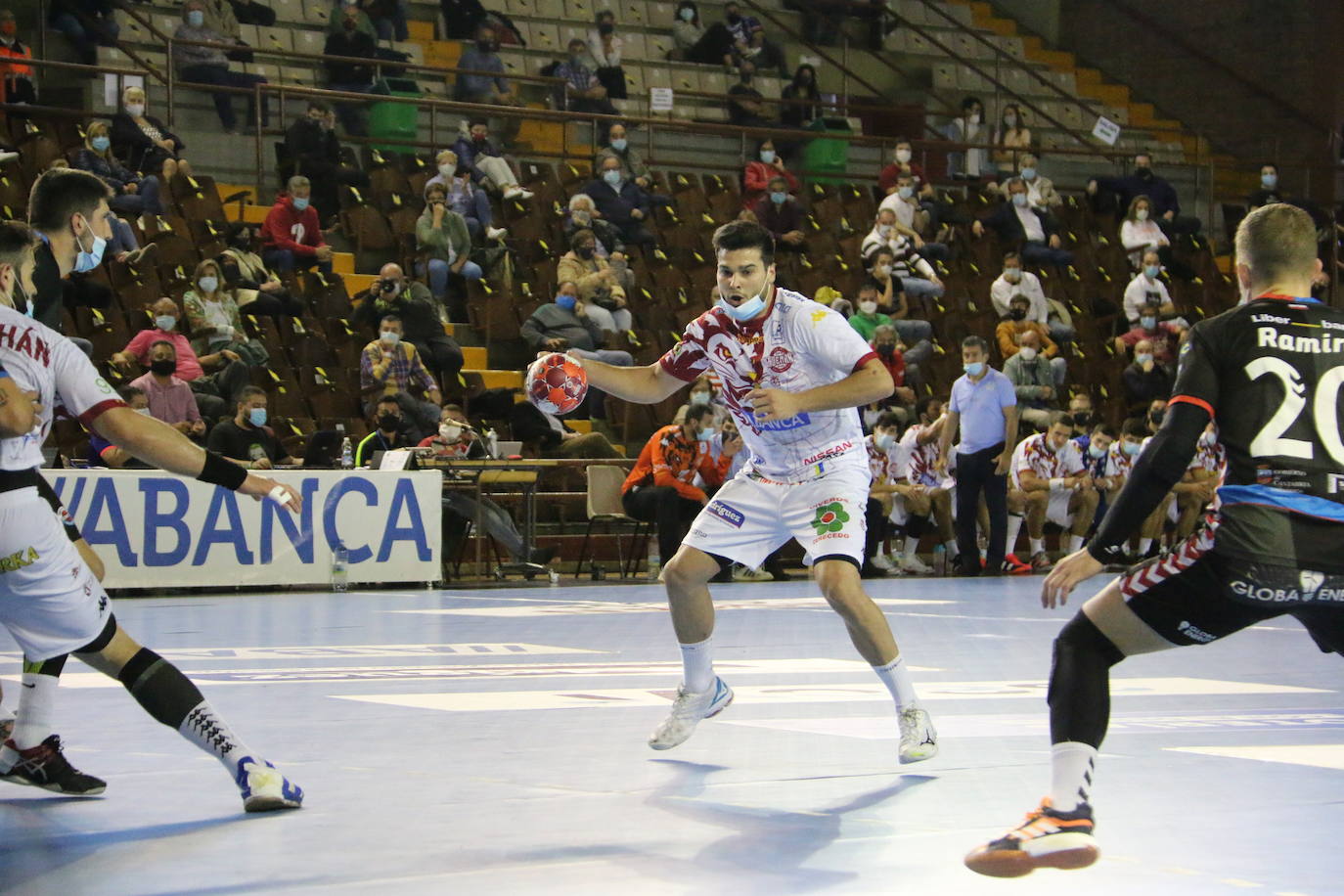 El protocolo aprobado por la Junta de Castilla y León obliga al uso de este aparato en toda práctica deportiva con contacto en espacios cerrados | Solo en esta comunidad se tendrán que jugar así los partidos | Los árbitros pitaron con el silbato dentro de la mascarilla.