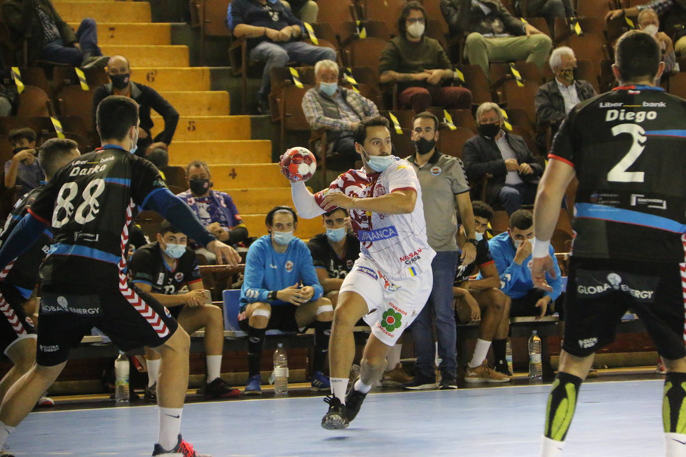 El protocolo aprobado por la Junta de Castilla y León obliga al uso de este aparato en toda práctica deportiva con contacto en espacios cerrados | Solo en esta comunidad se tendrán que jugar así los partidos | Los árbitros pitaron con el silbato dentro de la mascarilla.