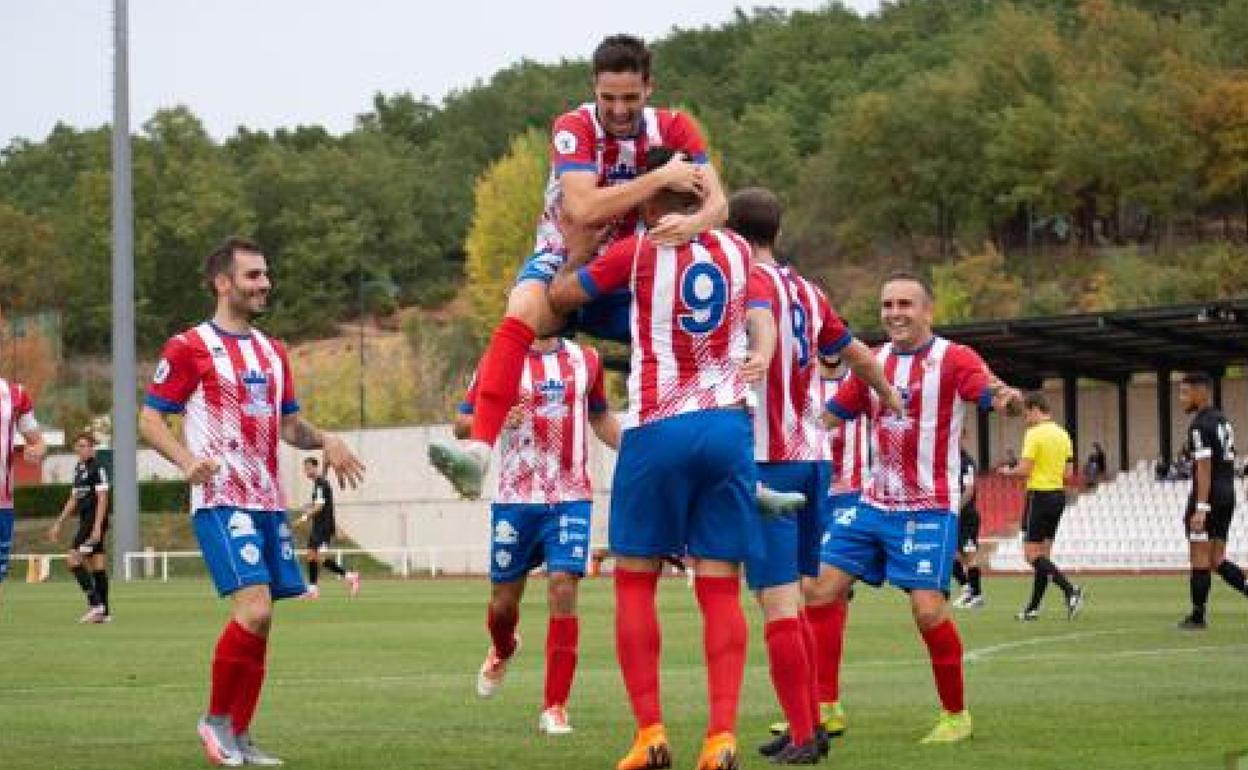 Los jugadores del Bembibre celebran un gol. 