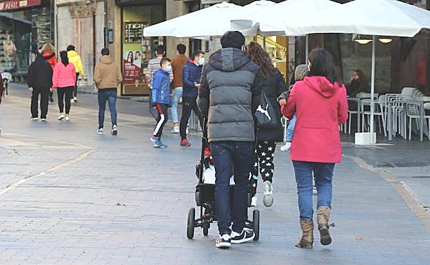 Leoneses paseando por la calle Ancha. 