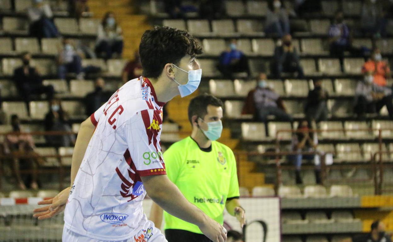 Martínez Camí disputando el partido con mascarilla.