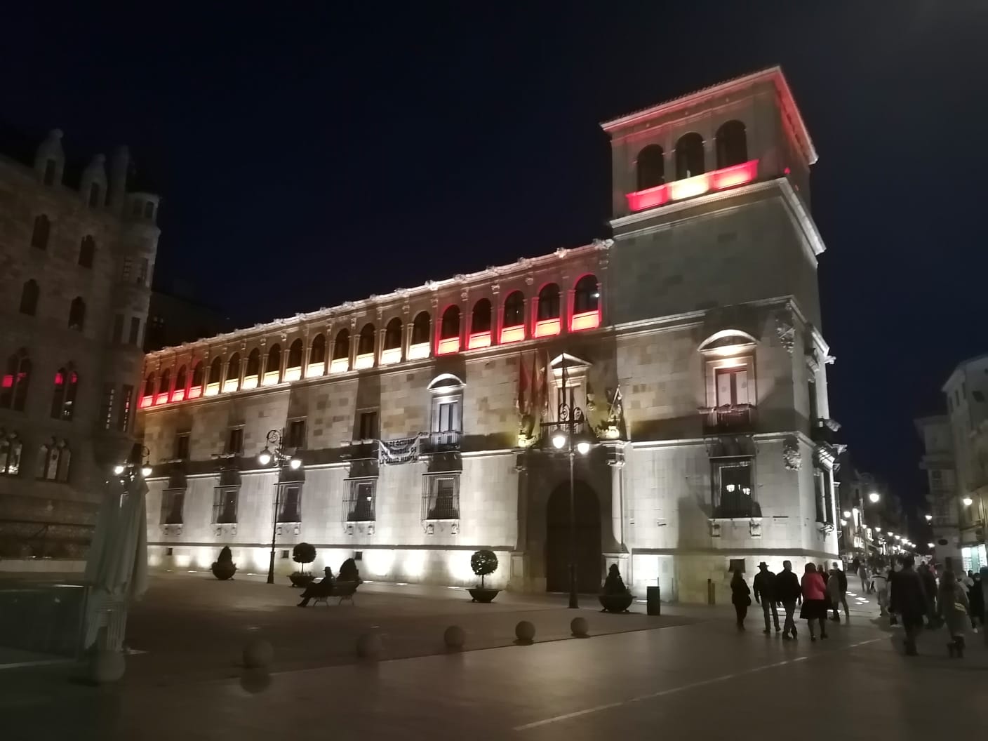 Fachada iluminada de la Diputación. 