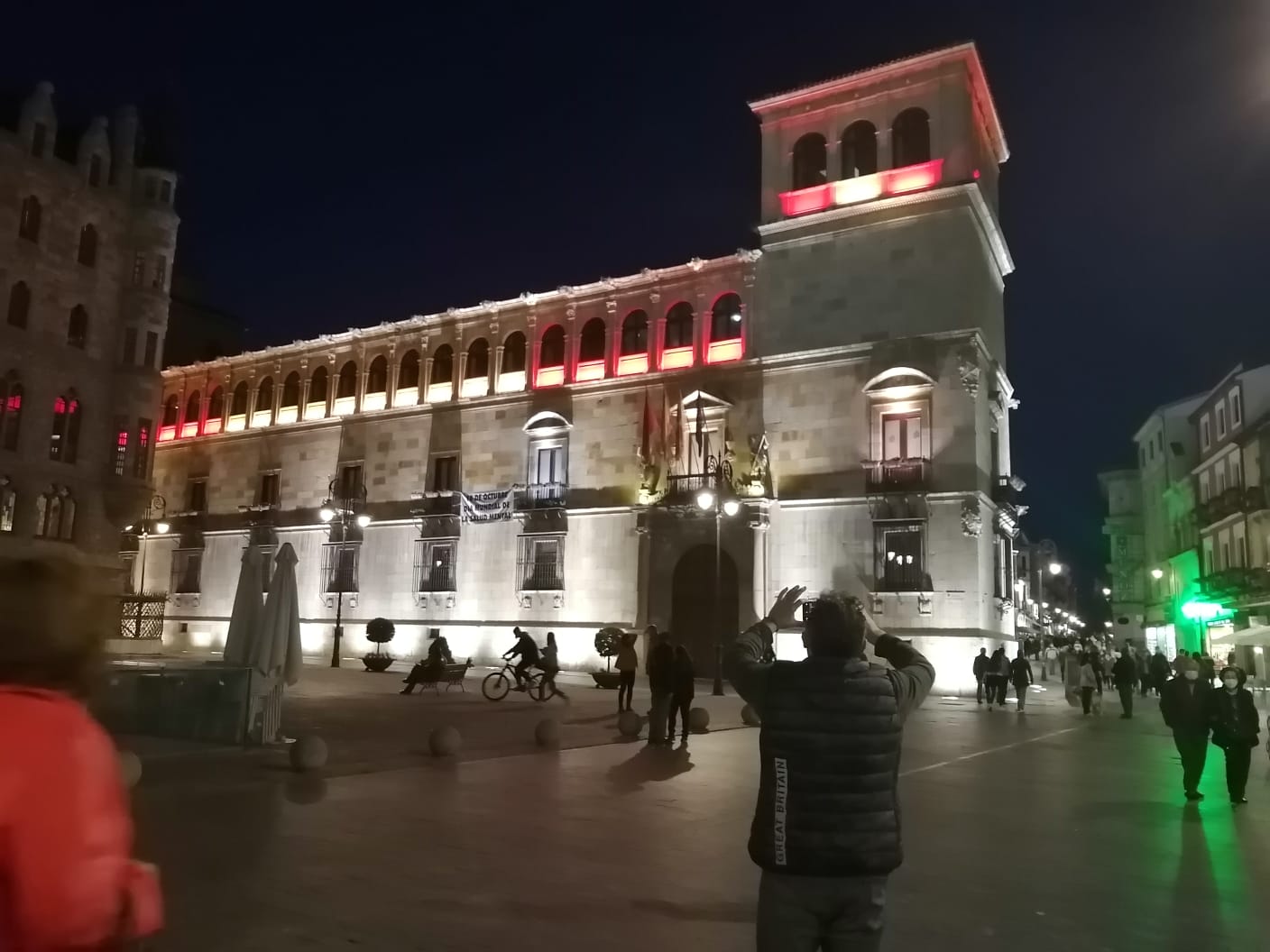 Fachada iluminada de la Diputación. 