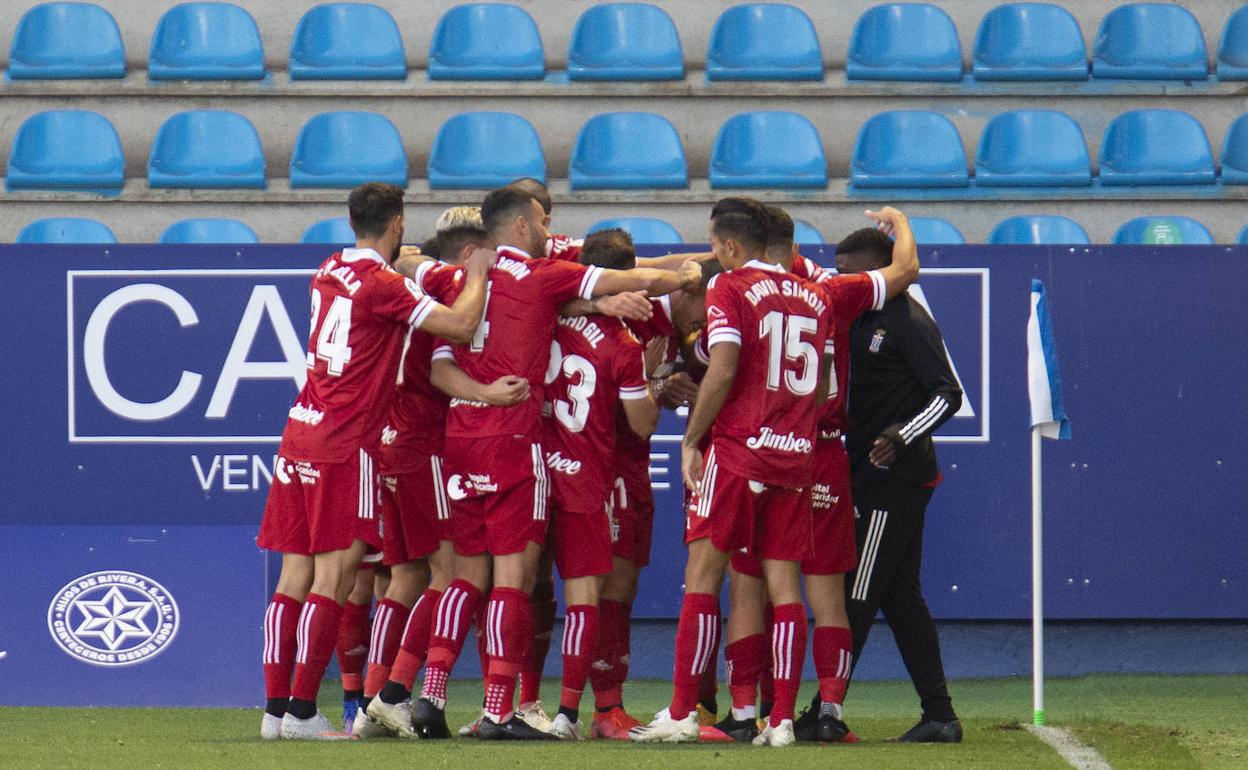 Los jugadores del Cartagena celerbran uno de los goles en el Toralín.