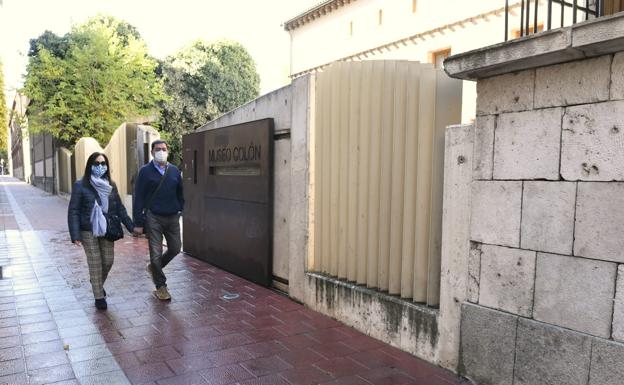 Una pareja pasea junto a la fachada de museo, este mediodía, ya sin rastro de la pintada. 