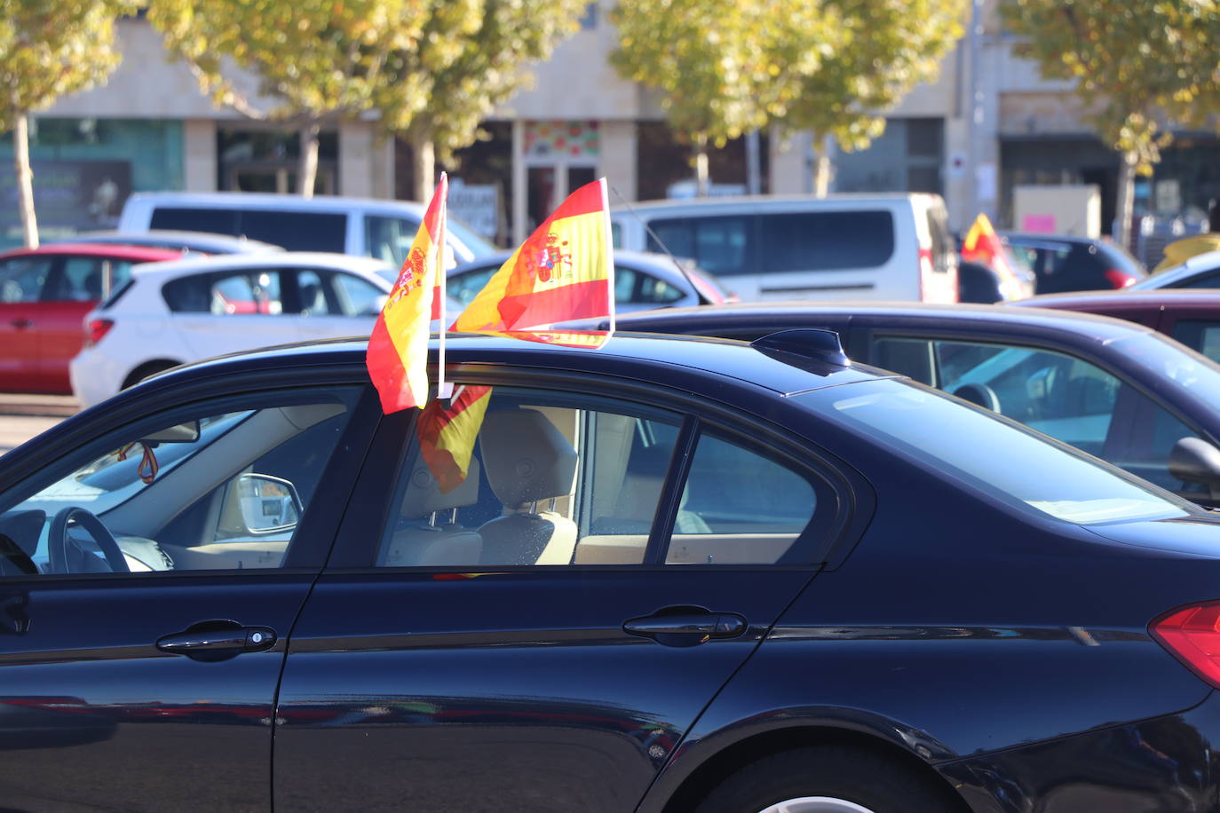 Decenas de personas se manifiestan en León para denunciar las políticas del Estado central.