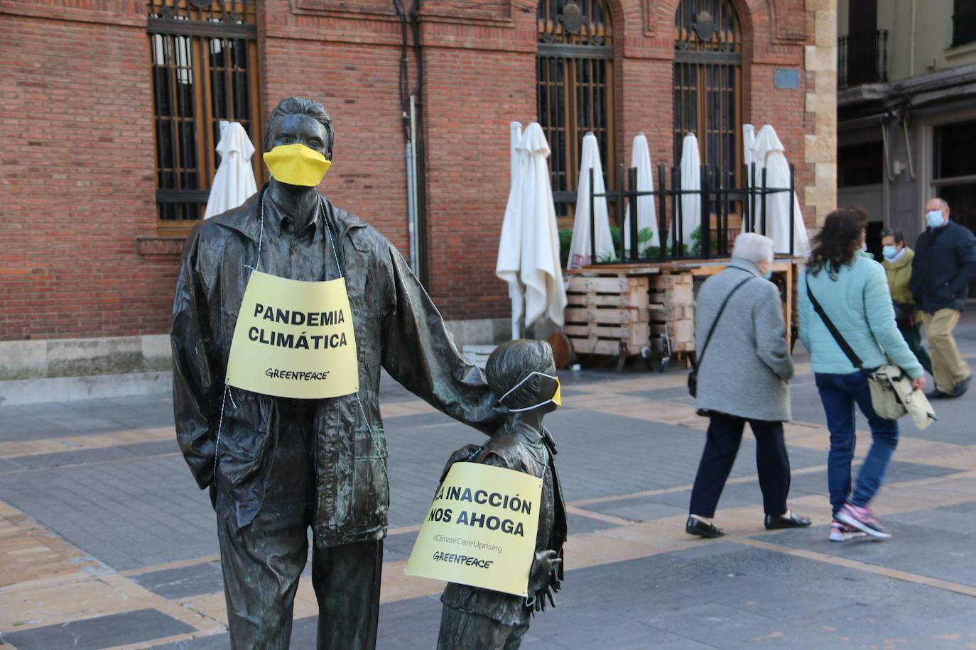 La Escultura del padre e hijo situada en la plaza de la Catedral de León denuncia los efectos de la emergencia climática que afronta el planeta