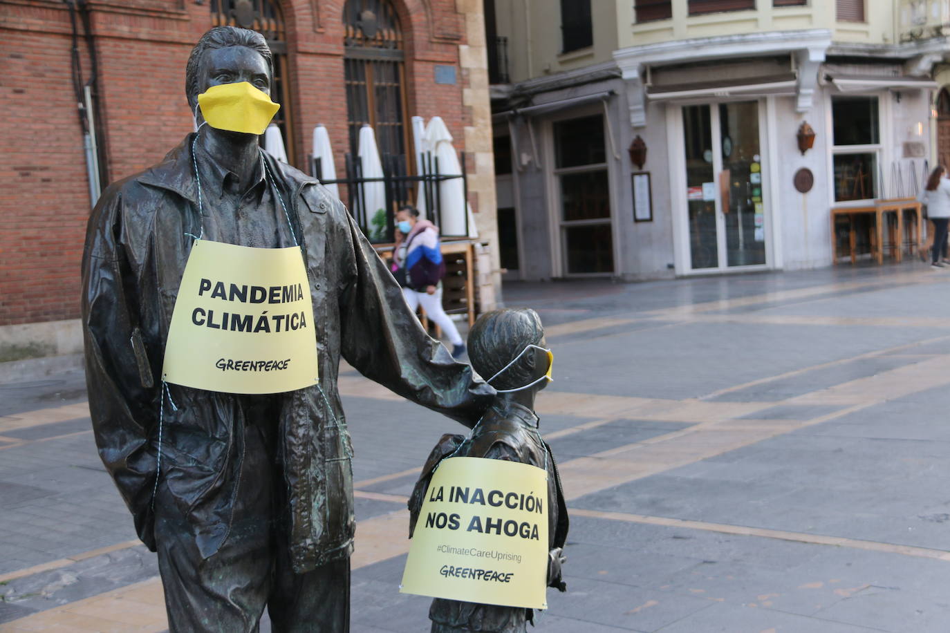 La Escultura del padre e hijo situada en la plaza de la Catedral de León denuncia los efectos de la emergencia climática que afronta el planeta