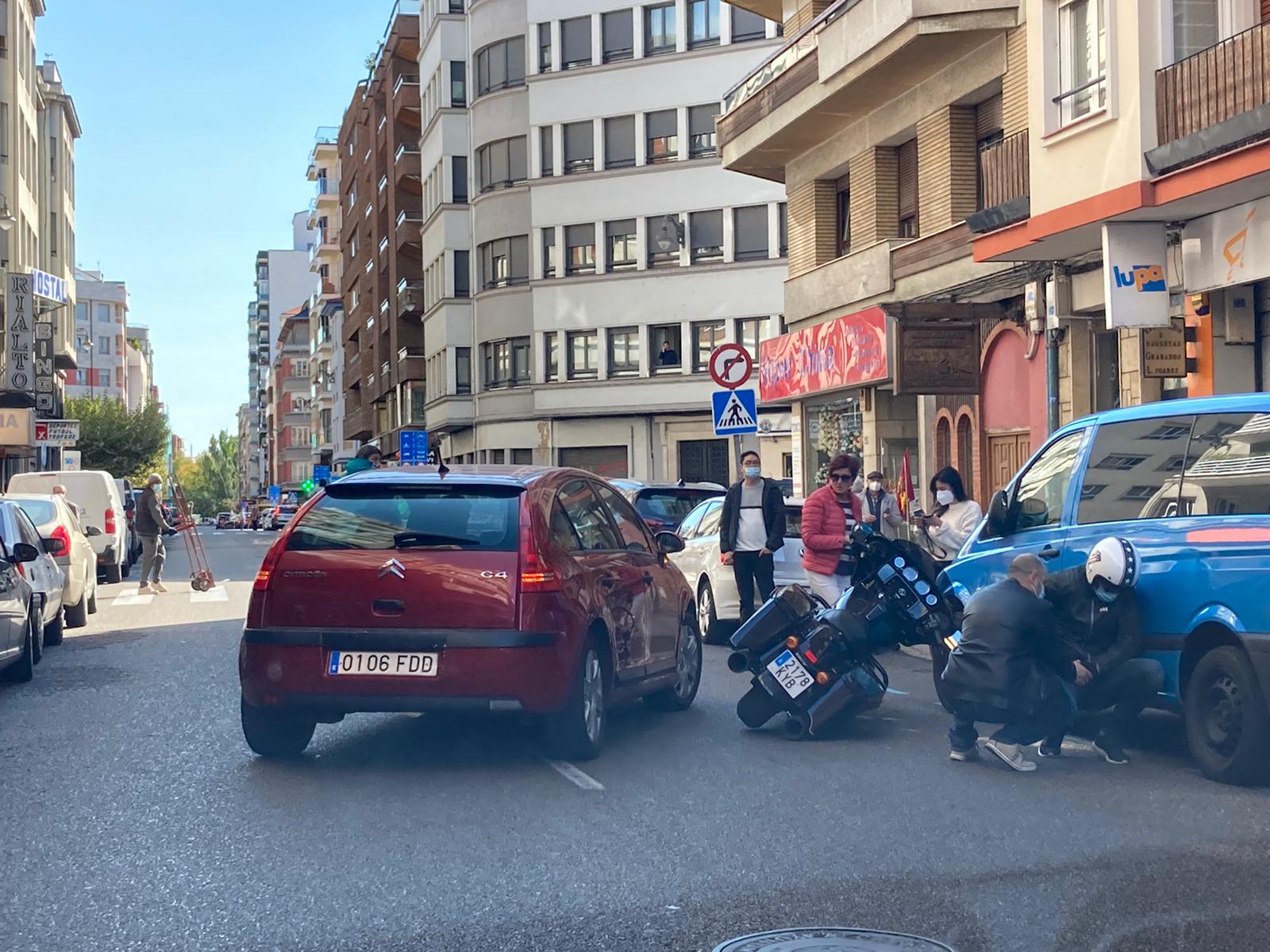 El suceso ha tenido lugar este martes, 13 de octubre, sobre la 13.00 horas, cuando un vehículo ha colisionado contra la moto provocando la caída del motorista