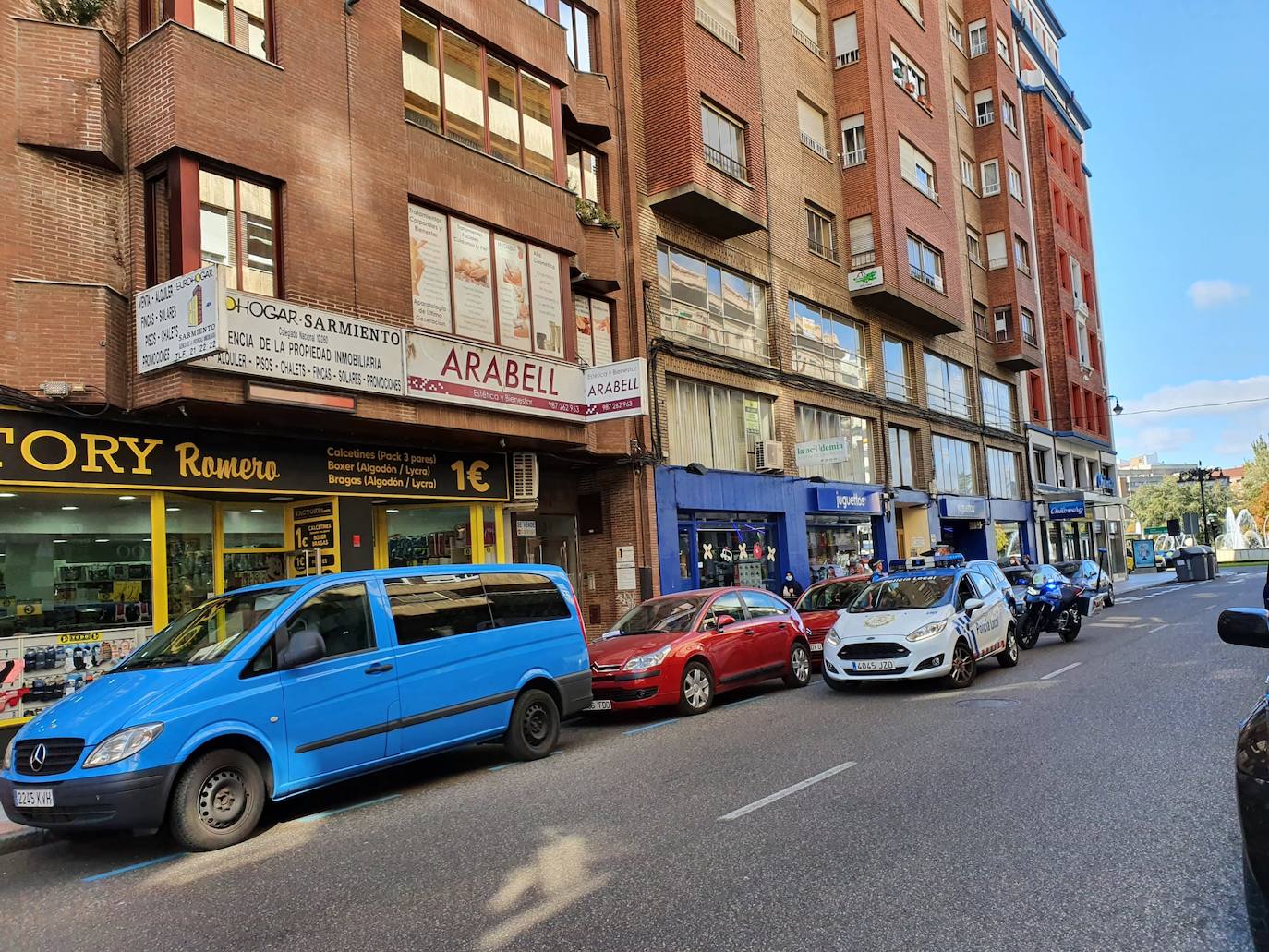 El suceso ha tenido lugar este martes, 13 de octubre, sobre la 13.00 horas, cuando un vehículo ha colisionado contra la moto provocando la caída del motorista