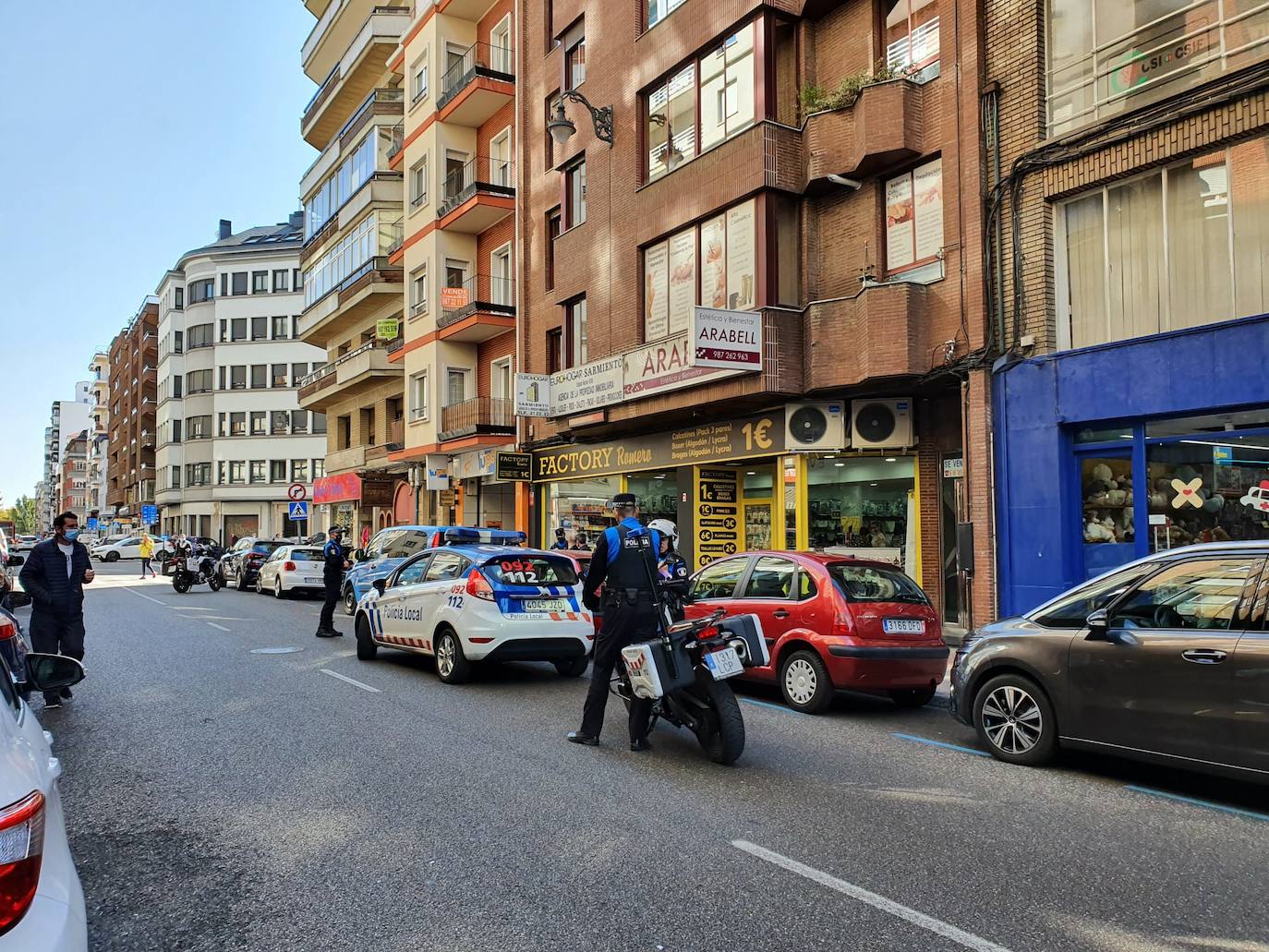 El suceso ha tenido lugar este martes, 13 de octubre, sobre la 13.00 horas, cuando un vehículo ha colisionado contra la moto provocando la caída del motorista