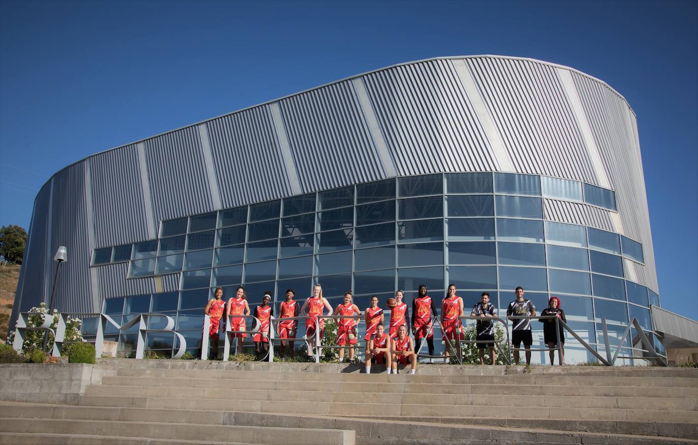 La plantilla del Embutidos Pajariel posa junto al Bembibre Arena.