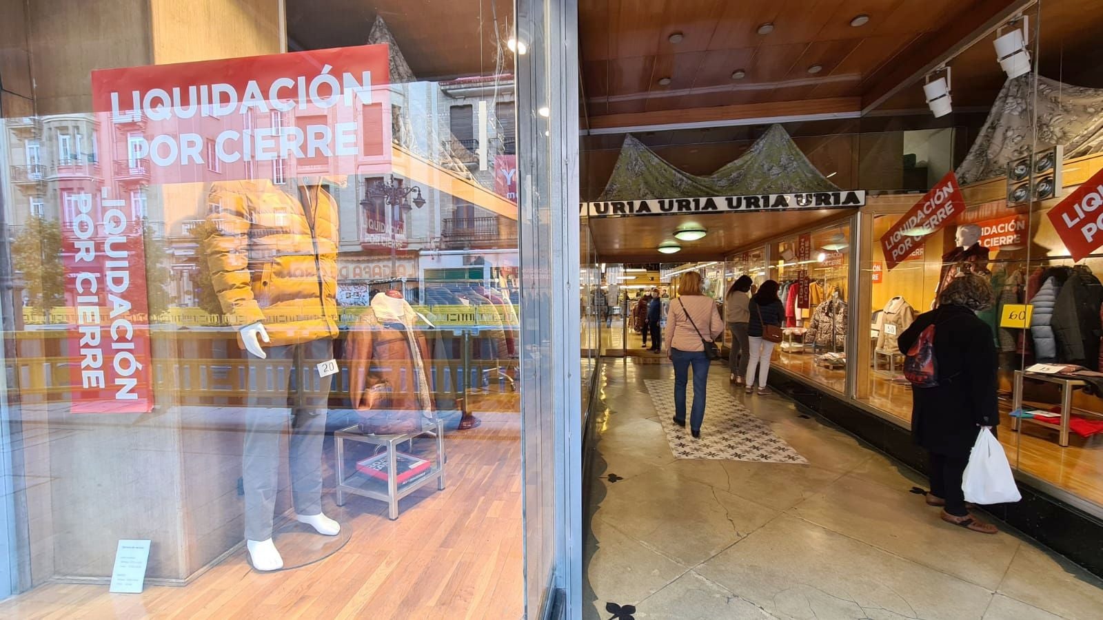 La firma Uría, un clásico del comercio leonés ubicado en Ordoño II, ha iniciado este jueves la liquidación de todo su stock de cara a un inminente cierre. Su adiós deja ver la situación que vive en la actualidad el sector.