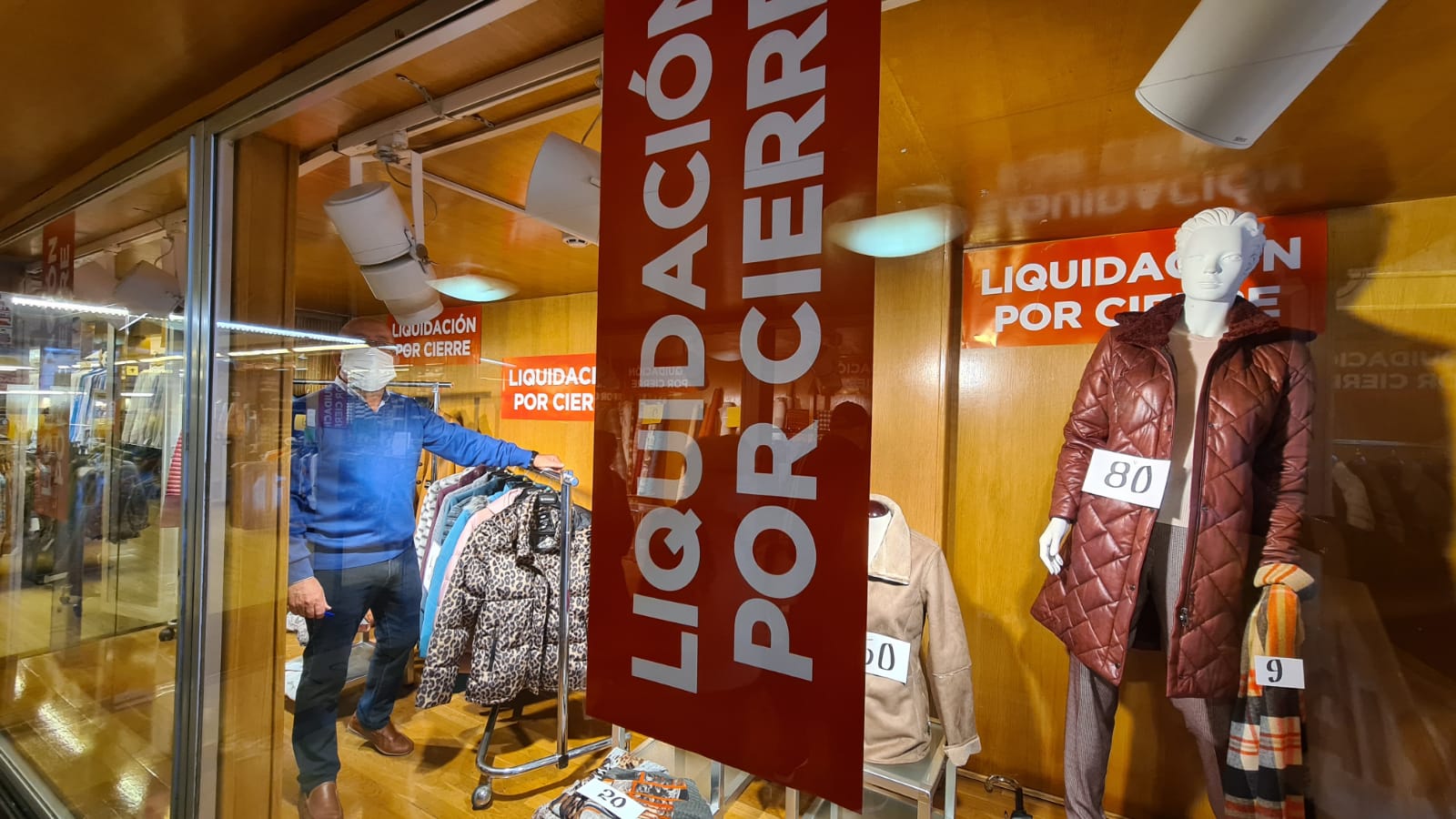 La firma Uría, un clásico del comercio leonés ubicado en Ordoño II, ha iniciado este jueves la liquidación de todo su stock de cara a un inminente cierre. Su adiós deja ver la situación que vive en la actualidad el sector.