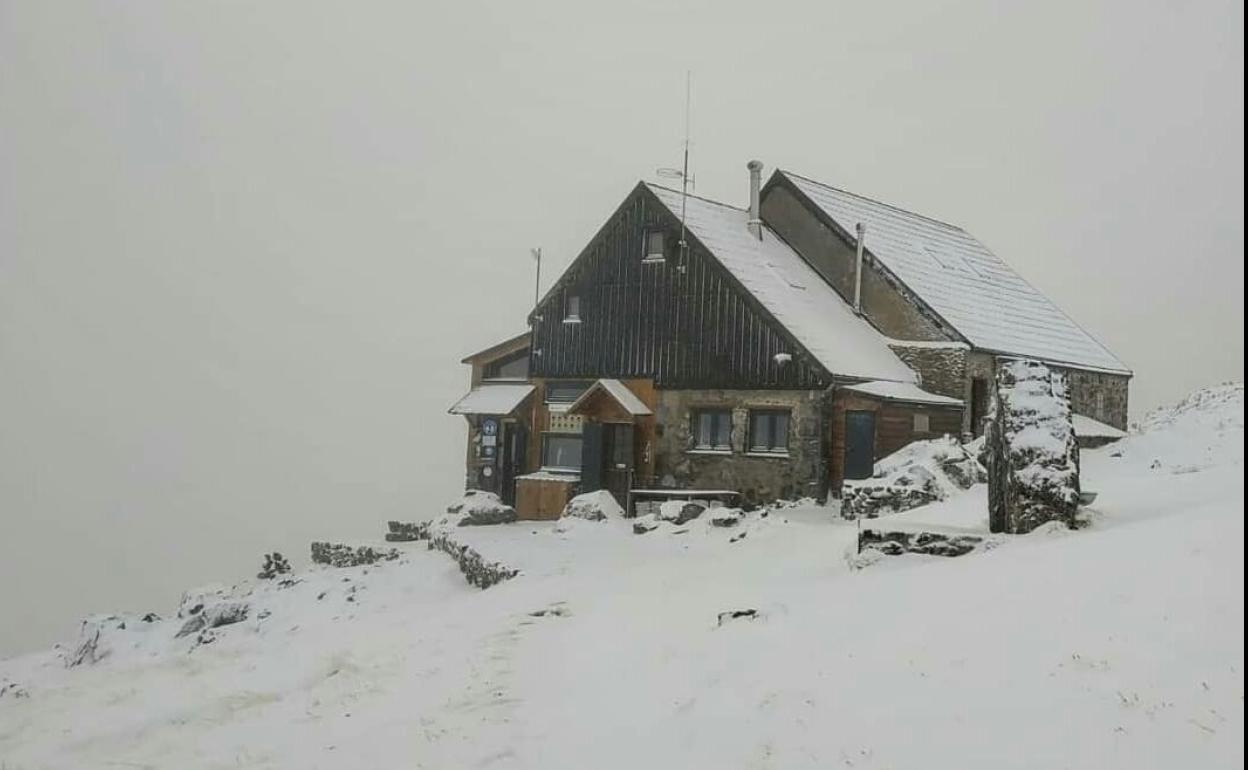 El refugio de Collado Jermoso, cubierto de nieve. 