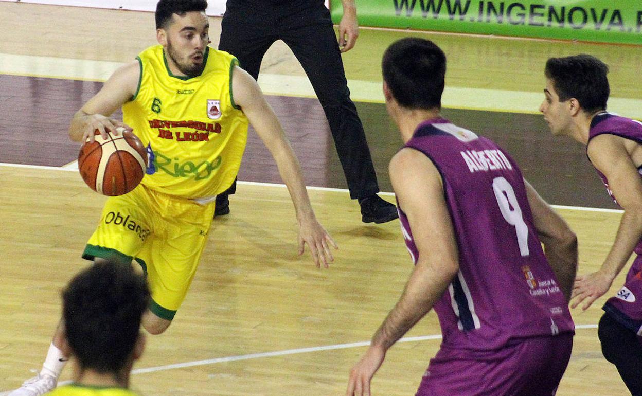 Imagen de un duelo entre Basket León y Reino de León hace dos temporadas.