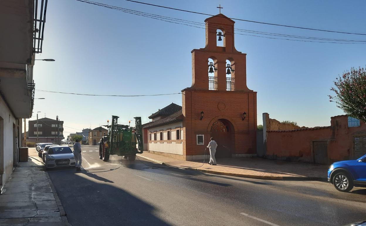 Desinfección en las calles de Santa María del Páramo.