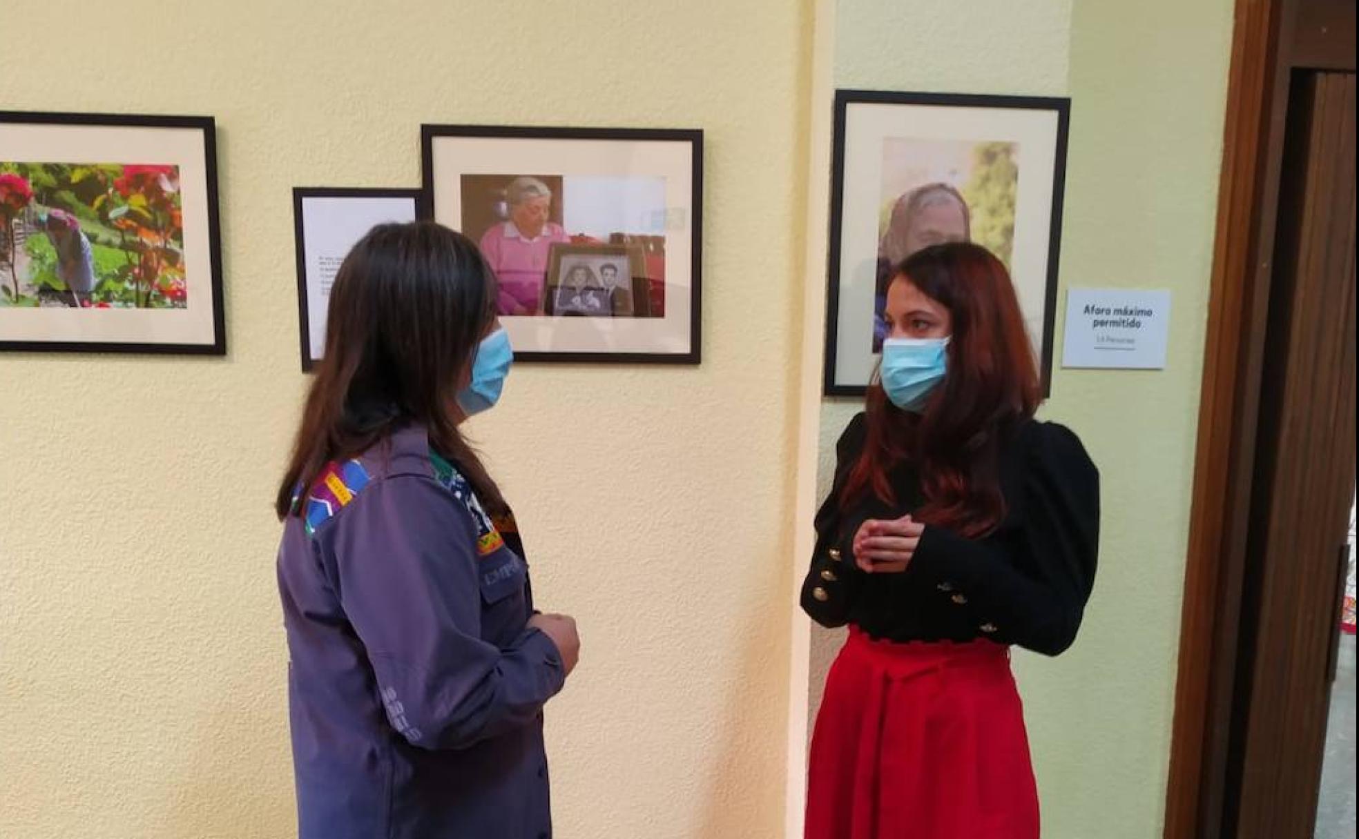 Blanca Porro y Lorena González, durante la inauguración de la exposición fotográfica.