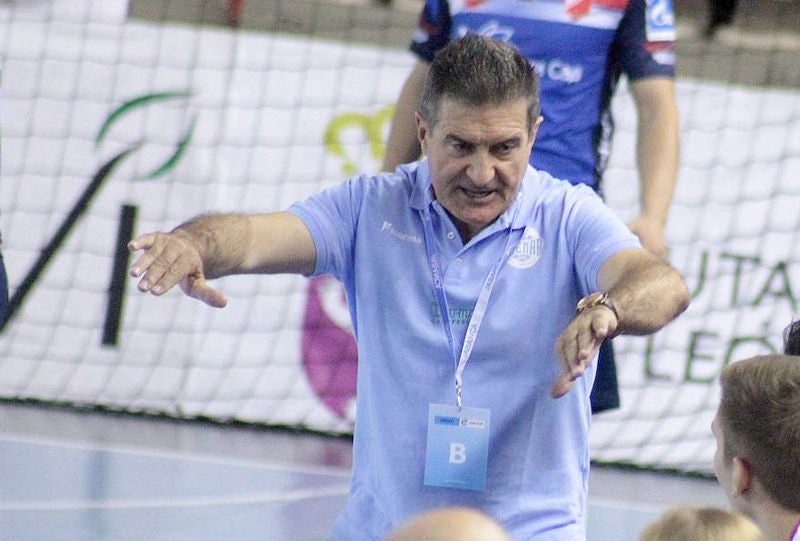 Manolo Cadenas, durante un partido del Abanca Ademar. 