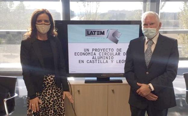 Ana Carlota Amigo, consejera de Industria y Empleo, junto al consejero delegado de LatemAluminium S.A., Macario Fernández.