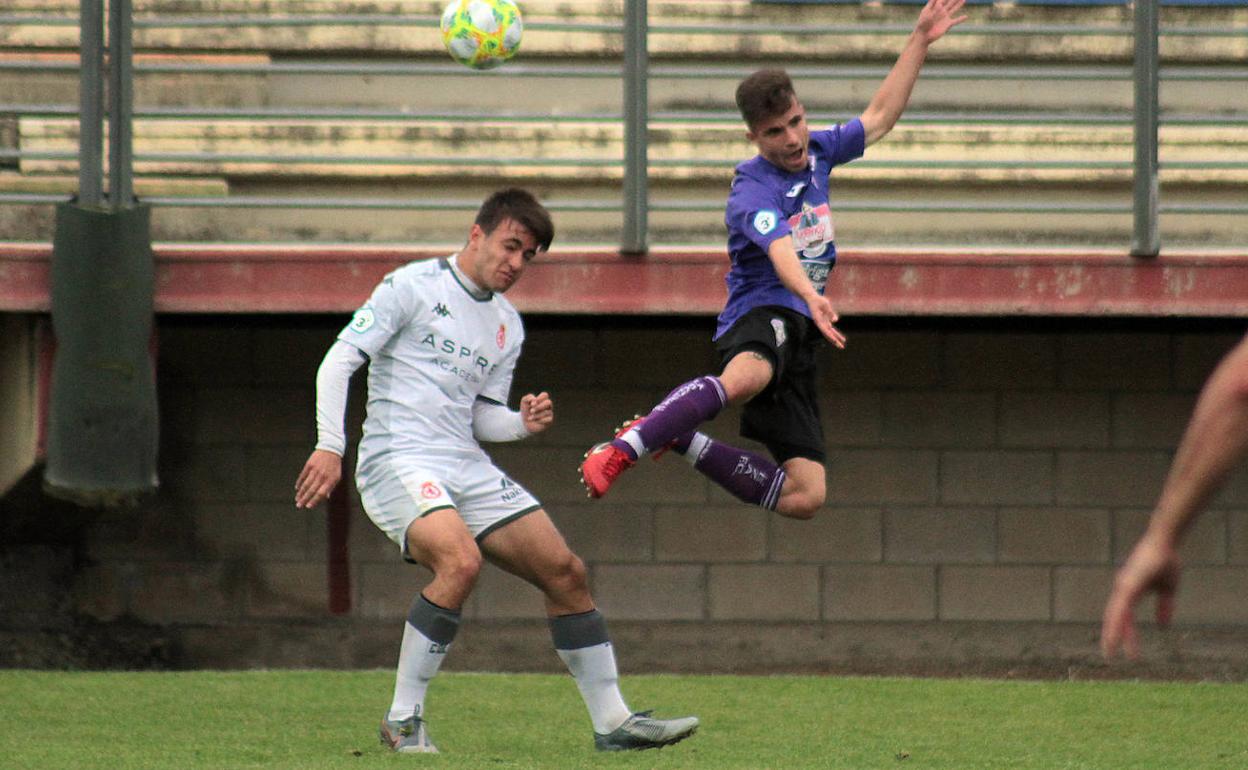 Un lance del derbi entre Júpiter y La Bañeza de la pasada temporada.