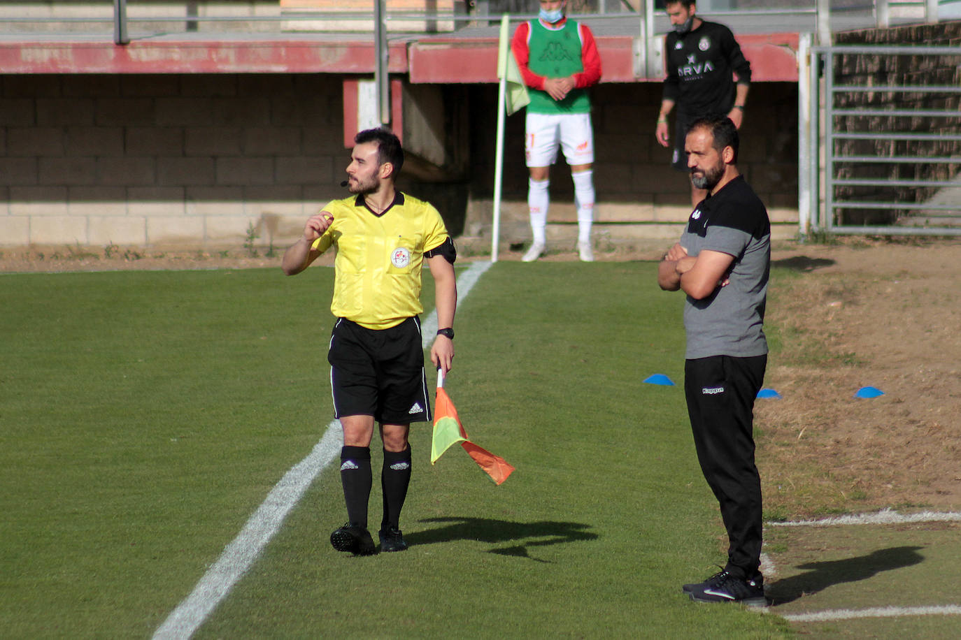 Fotos: Júpiter y La Bañeza estrenan la temporada con empate