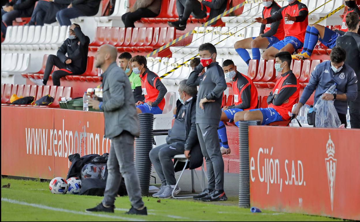 David Cabello, en primer plano, durante el partido.