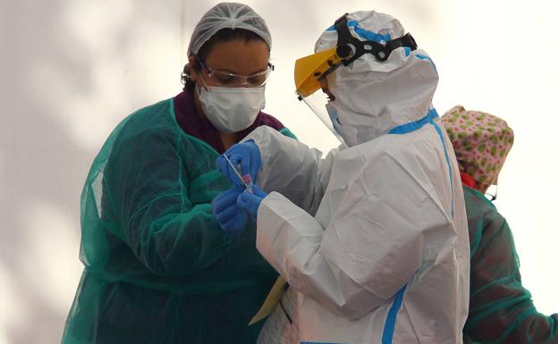 León arranca la temporada de la gripe con 7.280 casos activos de covid-19, 800 más que en el pico de la primera ola