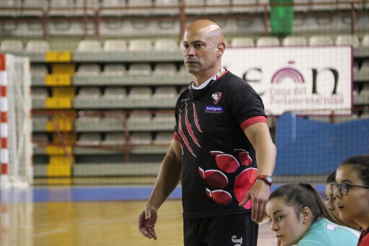 Fotos: El Rodríguez Cleba estrena la temporada ante el Handvall