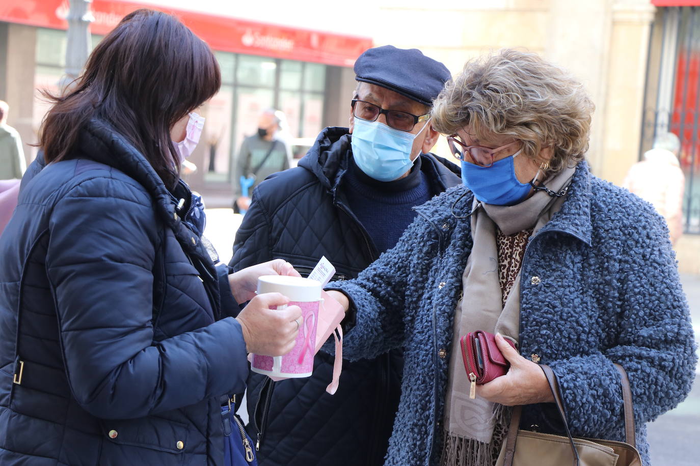 Las calles de León acogen diferentes mesas petitorias en las que se solicita un donativo contra el cáncer de mama.