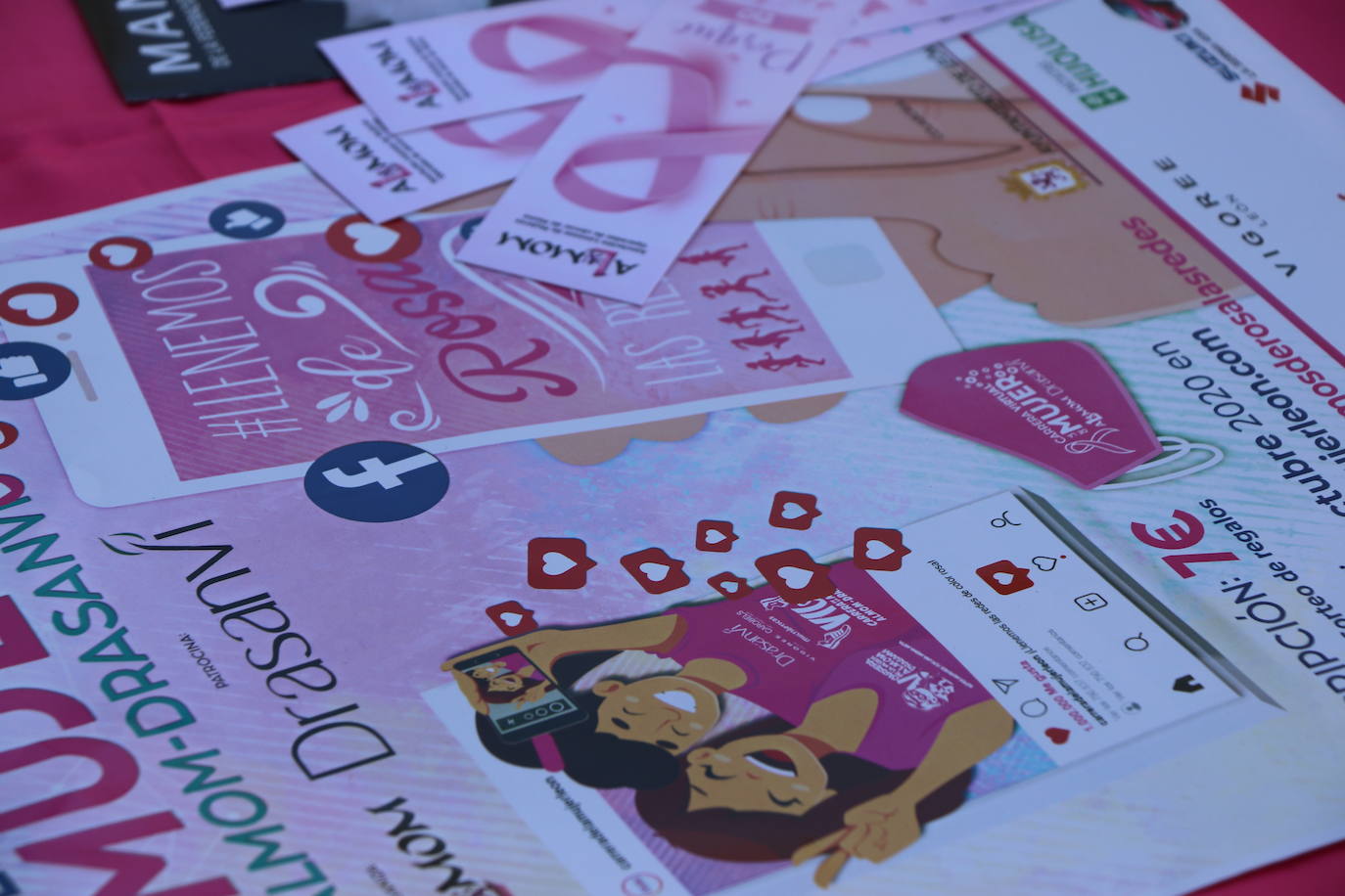 Las calles de León acogen diferentes mesas petitorias en las que se solicita un donativo contra el cáncer de mama.