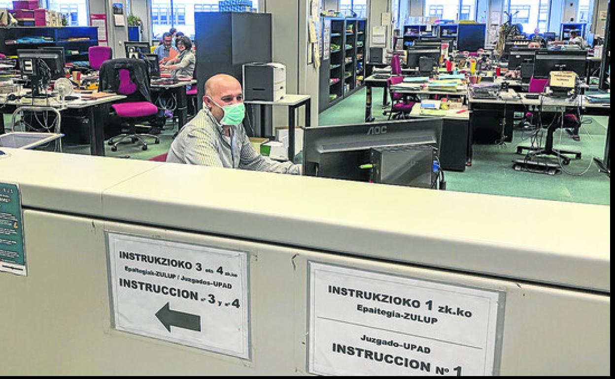 Un empleado público trabajando. 