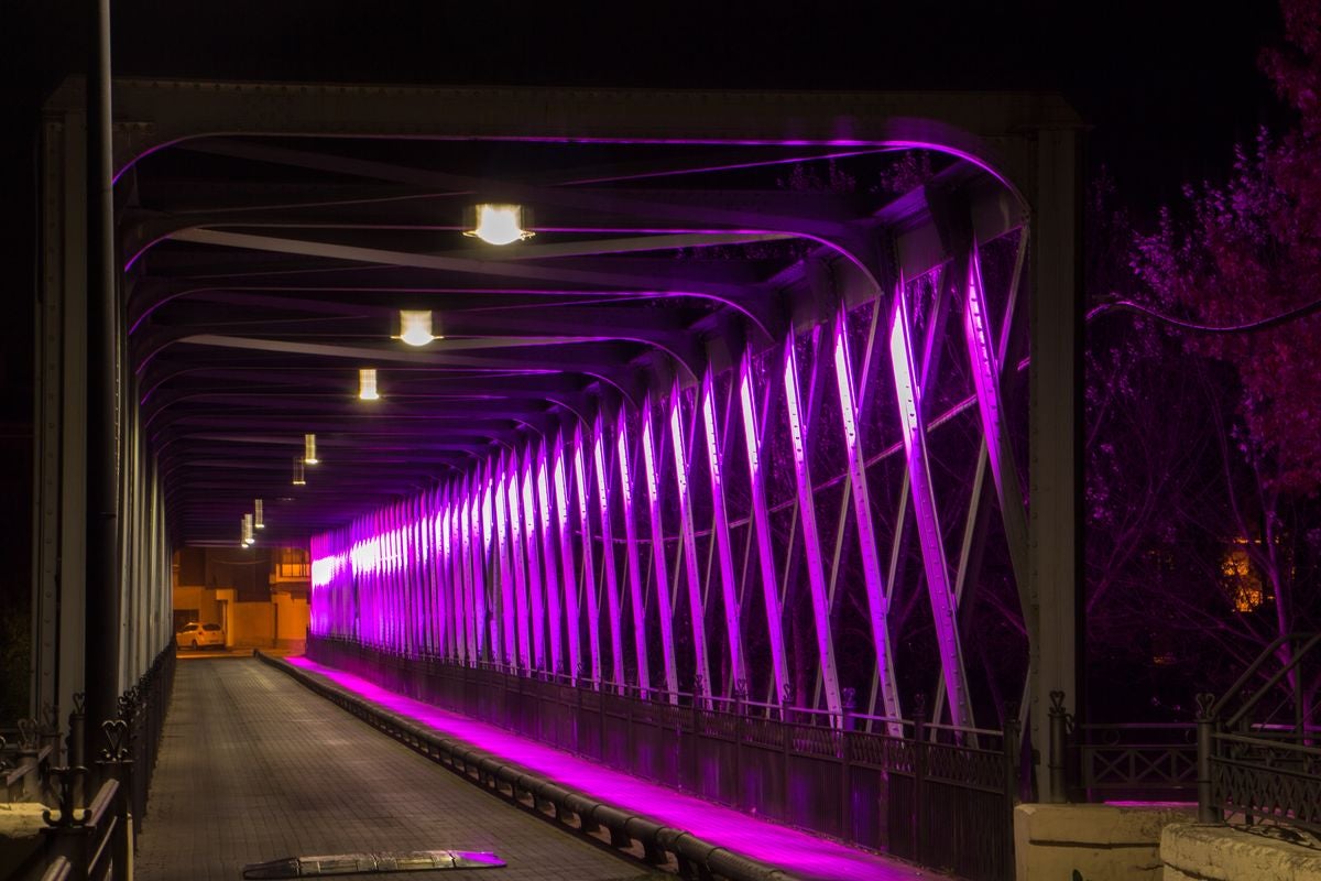 El puente de hierro de Carrizo se ilumina de rosa para enviar un mensaje de apoyo a las personas con cáncer de mama. Una iniciativa que aprovechan desde el consistorio leonés para apoyar y solicitar un incremento en la investigación del diagnóstico y el tratamiento de la enfermedad