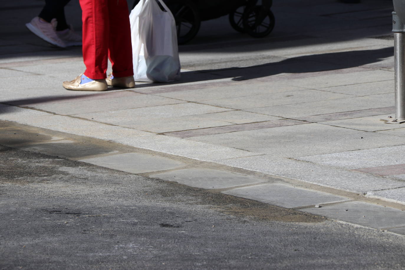 Los operarios se despliegan por toda la calle para desarrollar el proyecto de peatonalización.