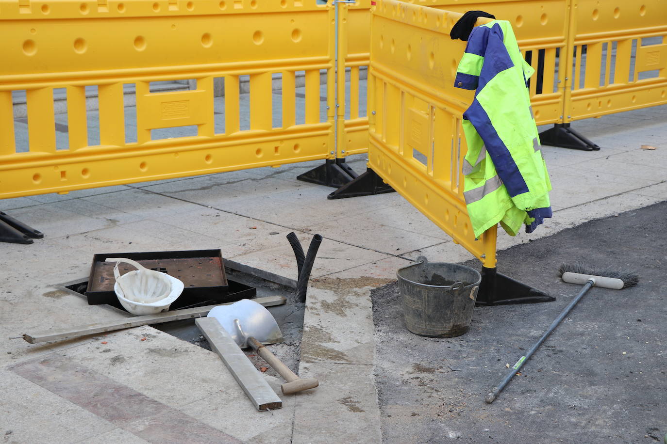 Los operarios se despliegan por toda la calle para desarrollar el proyecto de peatonalización.