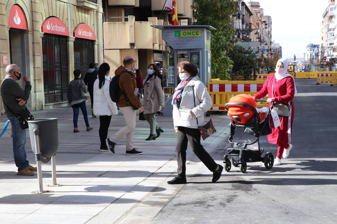 Los operarios se despliegan por toda la calle para desarrollar el proyecto de peatonalización.