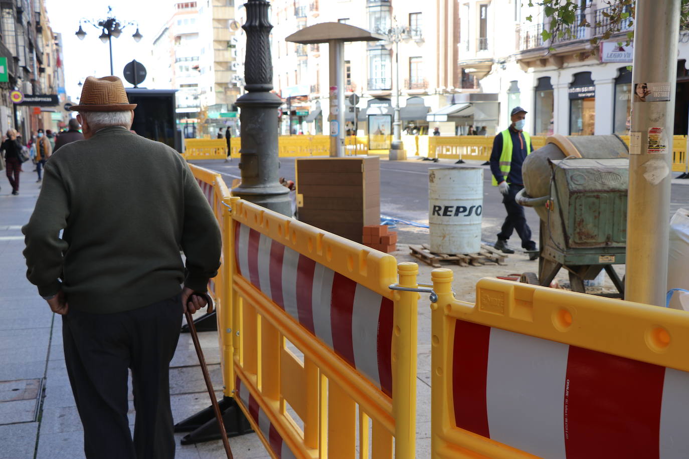 Los operarios se despliegan por toda la calle para desarrollar el proyecto de peatonalización.