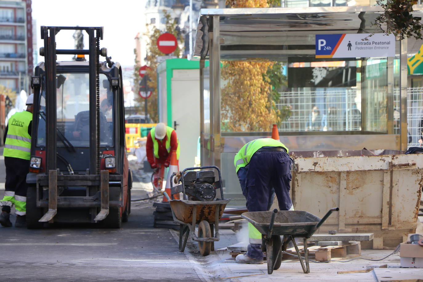 Los operarios se despliegan por toda la calle para desarrollar el proyecto de peatonalización.