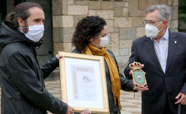 Galería. Víctor Álvarez (I), concejal de Deportes de Valverde de la Virgen, y David Fernández (D), alcalde, entregan una placa y un diploma a Andrea Marcos (C).