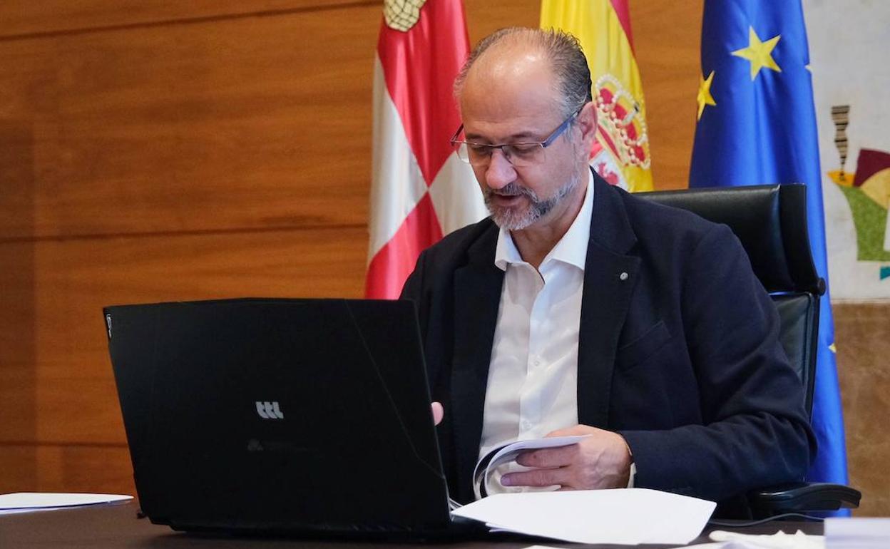 El presidente de las Cortes de Castilla y León, Luis Fuentes, asiste de forma telemática a la jornada del grupo de trabajo de la CALRE de Catástrofes Naturales que organiza la Asamblea de Murcia.