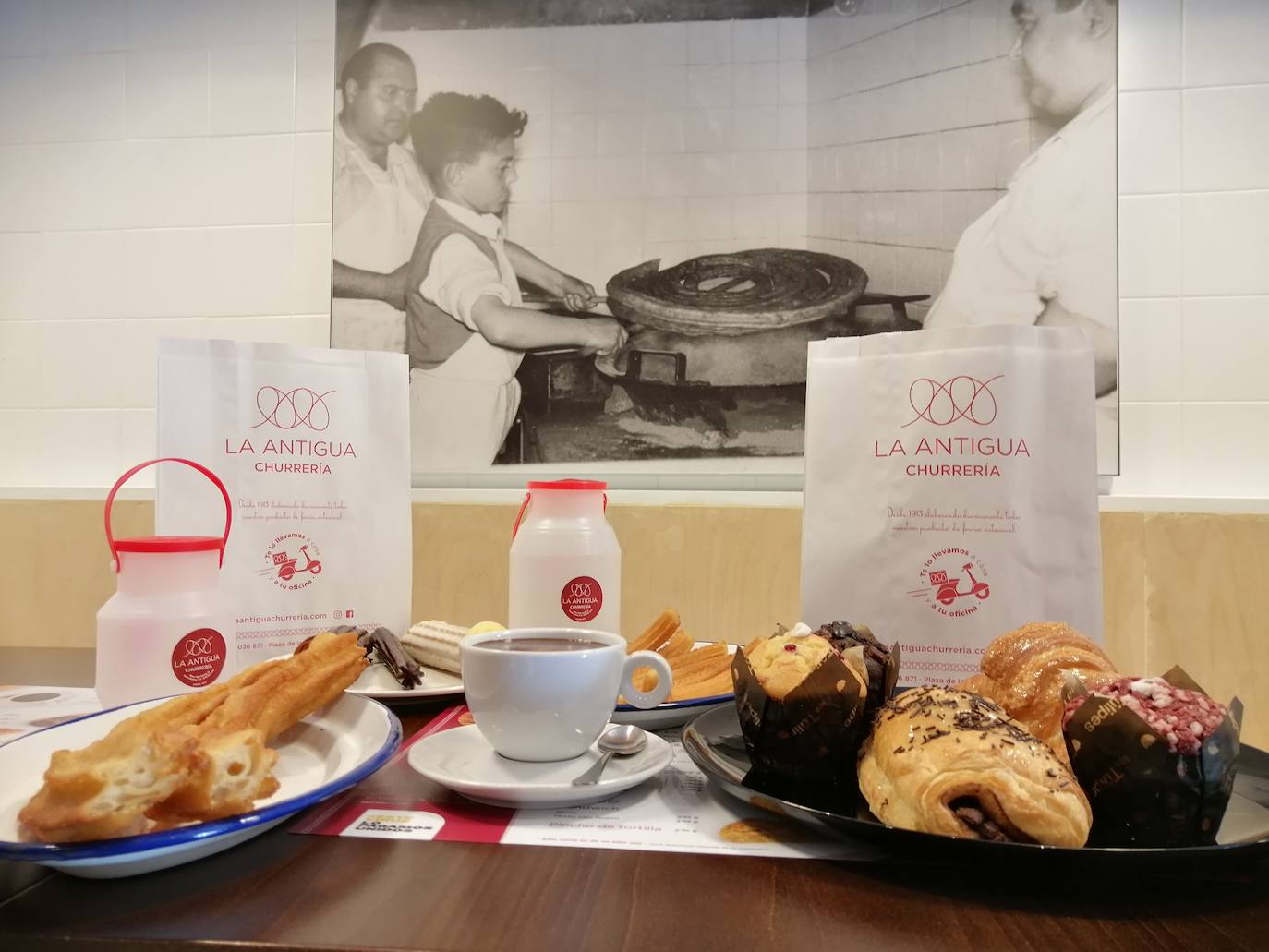 La churrería, situada en la plaza de la Inmaculada en la capital leonesa, ofrece un cuidado menú de desayunos y meriendas, donde además del plato estrella hay muchas opciones | A través de la app de Glovo o del teléfono 987 03 68 71 los leoneses pueden realizar sus pedidos con opción: recogida en local, reparto a domicilio o al lugar de trabajo