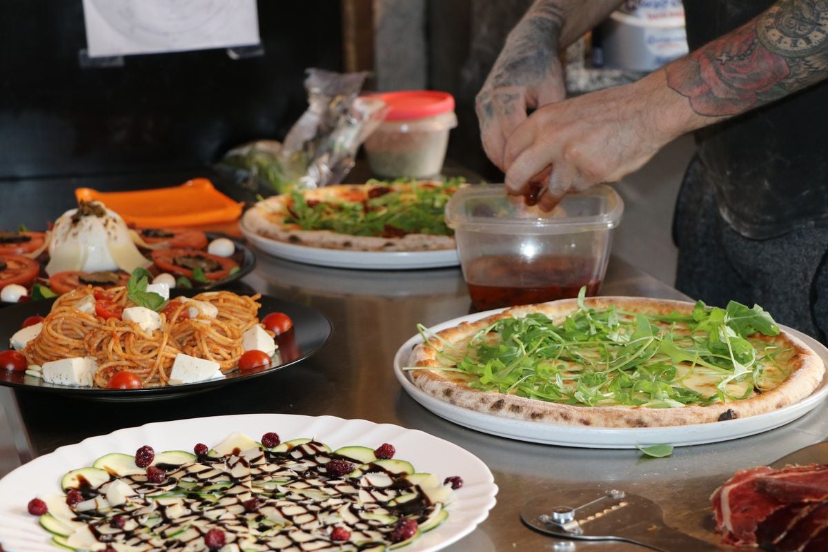 El restaurante Italia Mia ofrece la mejor comida italiana para disfrutar en el salón de tu casa.