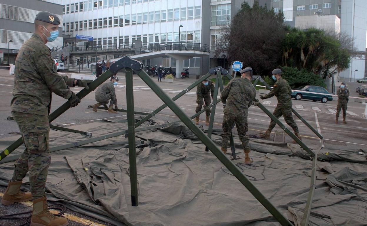 Soldados del Regimiento Príncipe de Asturias montan un hospital de campaña en el Hospital de Cabueñes (Gijón)