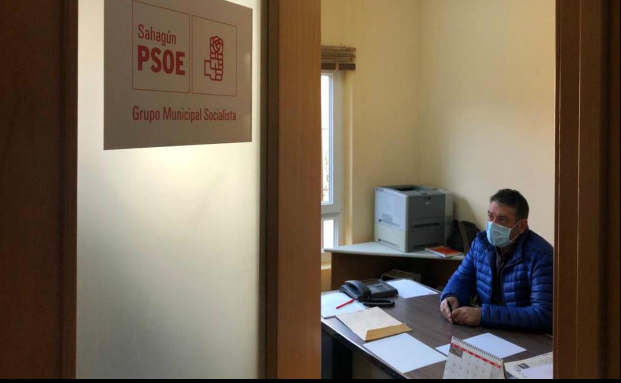 El concejal socialista Lisandro García de la Viuda en su despacho.