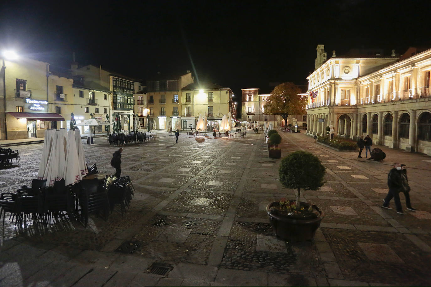 El fotógrafo leonés refleja los primeros instantes del toque de queda en León capital
