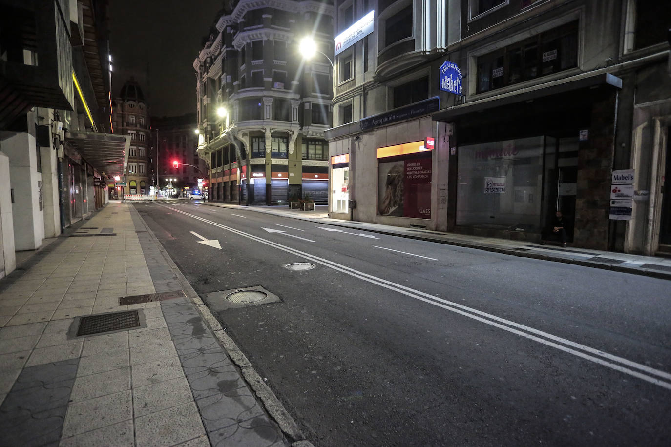 El fotógrafo leonés refleja los primeros instantes del toque de queda en León capital